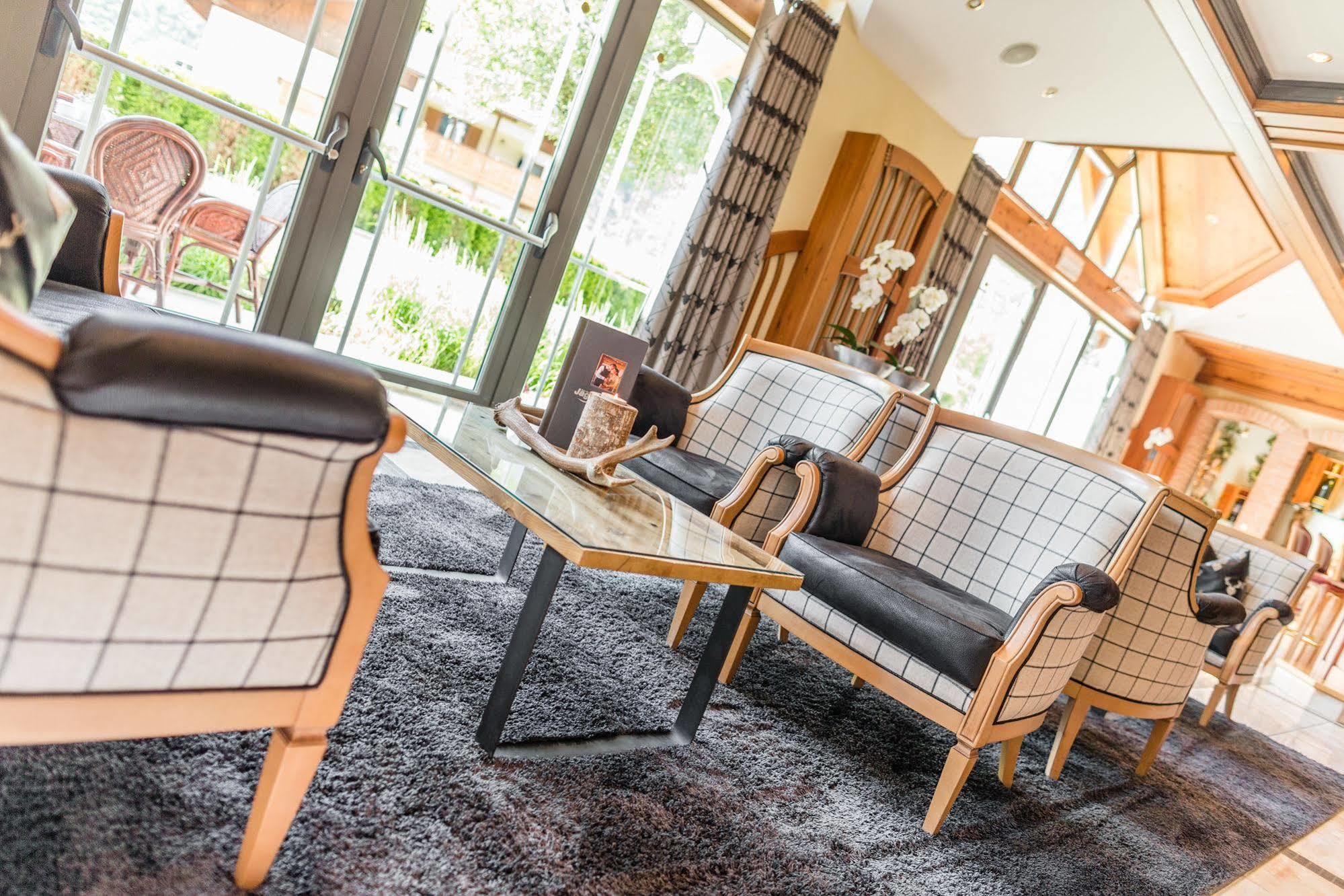 โดลเช วีตา โฮเทล ยักด์โฮฟ Hotel ลาเซส ภายนอก รูปภาพ